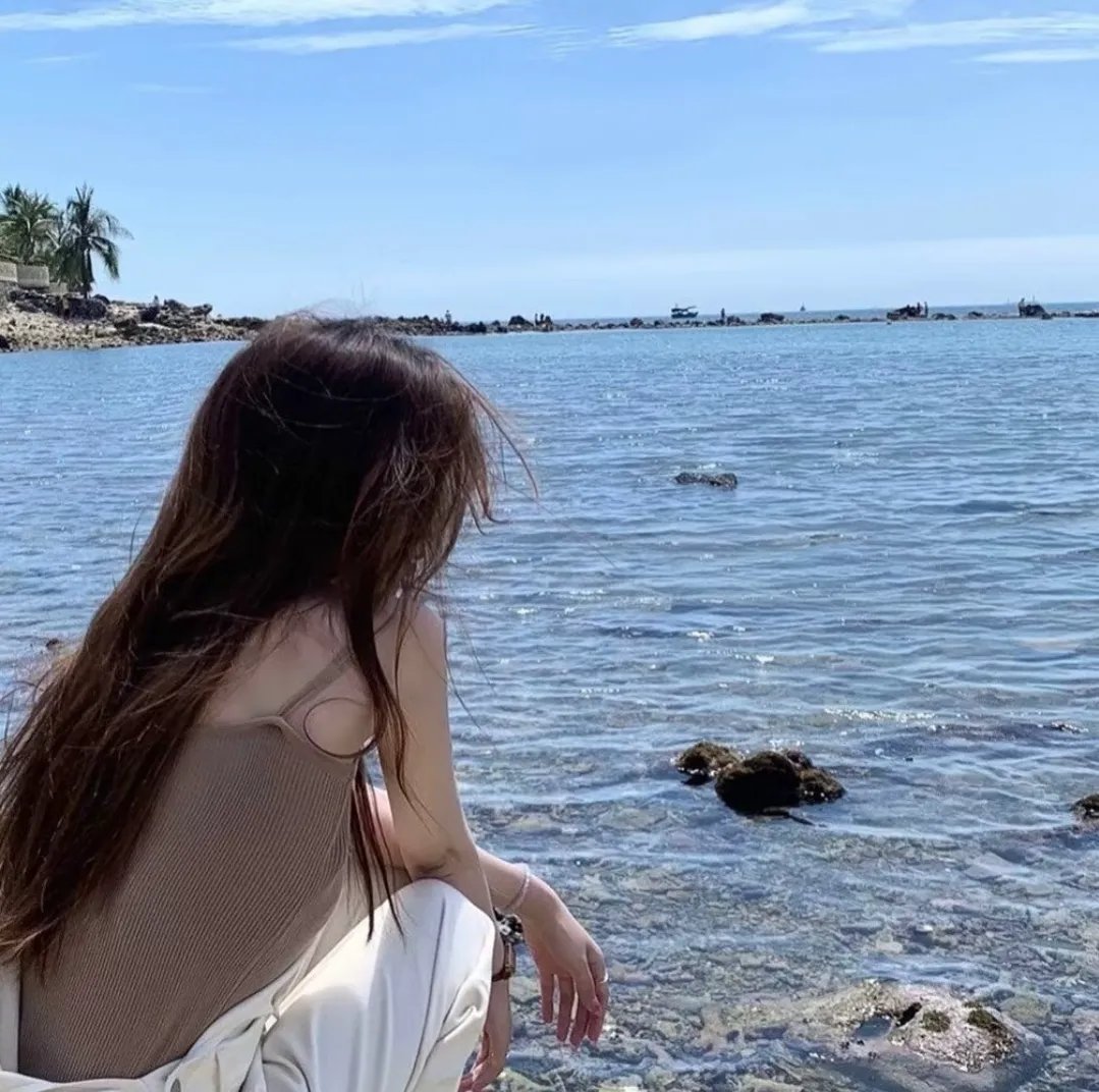 腰间持枪